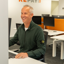 Medewerker aan bureau 3