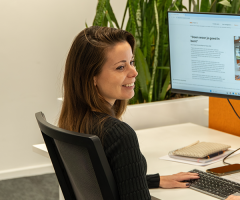 Medewerker aan bureau