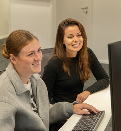 Medewerkers achter computer