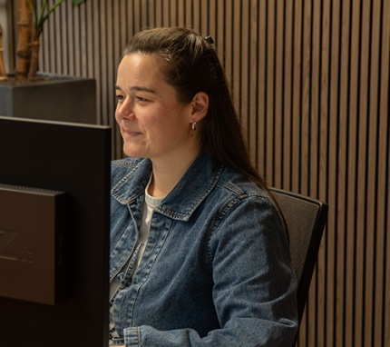 Medewerker aan bureau 4