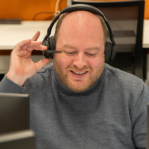 Medewerker aan telefoon