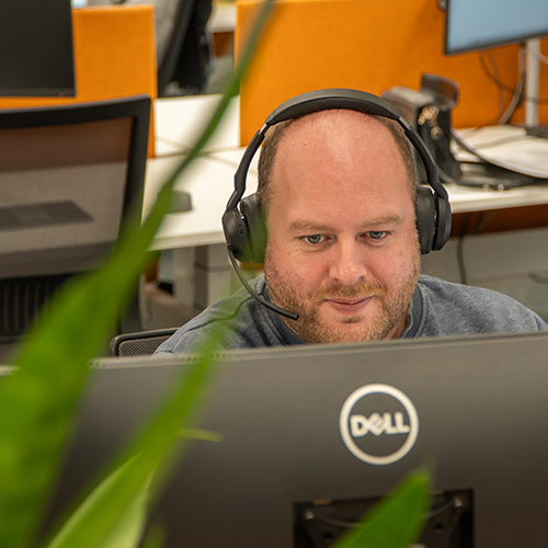 Medewerker achter computer