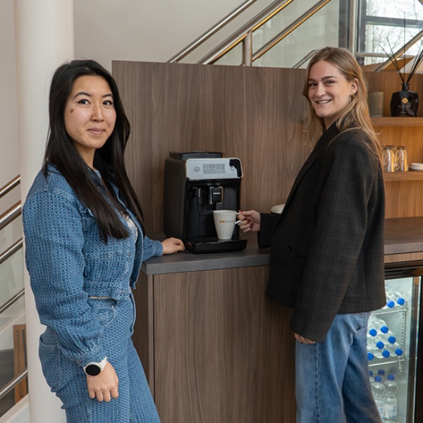 Medewerkers met koffie