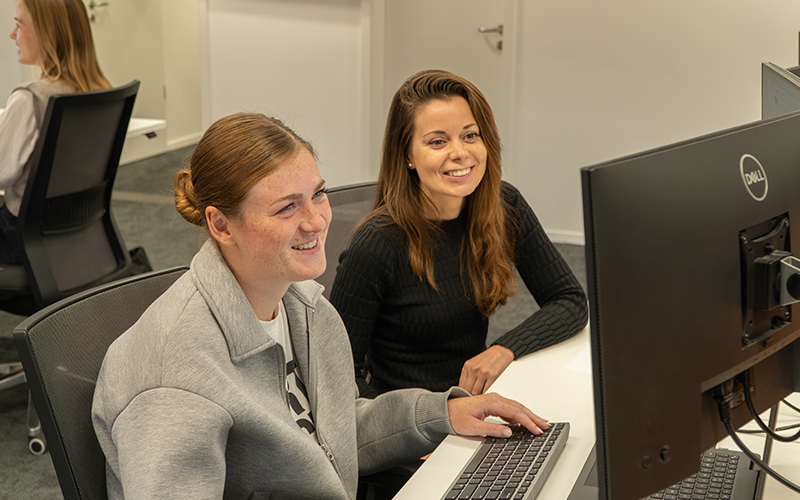 Medewerkers achter computer